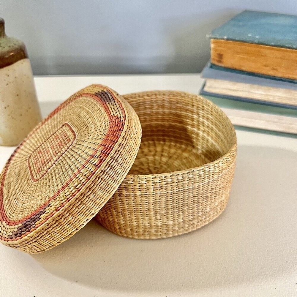 VINTAGE Woven Sweet Grass Square Basket With Lid 4.5” X 4.5 X 2.5 - Picture 5 of 7